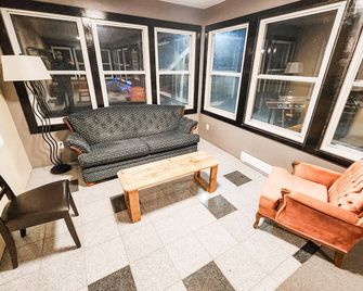 Private Waterfront Cabin with Hot Tub & Swim / Boat Dock - Lac Du Bonnet - Living room