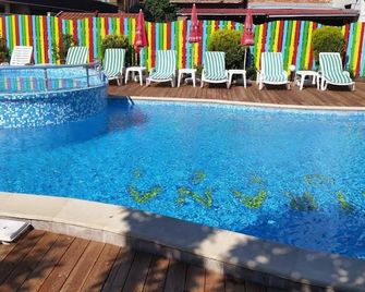 Mirana Family Hotel - בורגאס - בריכה