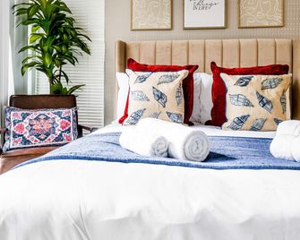 Penthouse Serviced Apartment in Camberley Town Centre with Free Parking, Free WiFi, Lift and Balcony Access By Redwood Stays - Camberley - Bedroom