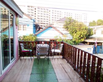 بان كرو آيه هومستاي - بانكوك - شرفة