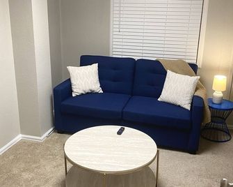 Entire Apartment Walking Distance to Sloans Lake, West Highlands, Tennyson! - Denver - Living room