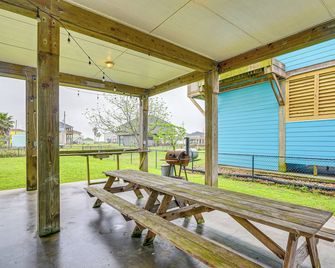 Walk to Shore: Crystal Beach Family Home w/ Deck! - Crystal Beach - Patio