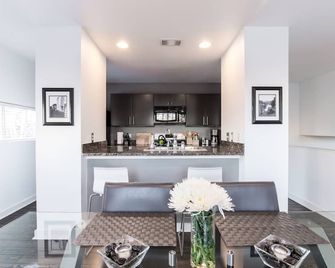 3 Bed/ 2 Bath! Downtown Dallas Condo, Elegant, Modern, Peaceful. See Reviews! - דאלאס - מטבח
