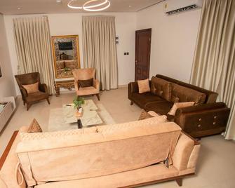 Reddington Chalets Beach Resort - Anloga - Sala de estar