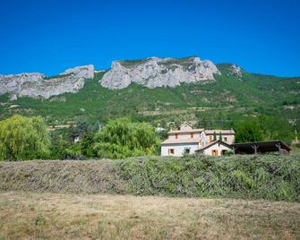 Provencal house in a huge garden with lavender (Moulin, middle house) - Orpierre - Vista del exterior