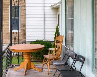 Fits 4 Comfortably by River w/ Parking - Front - Port Huron - Balcony