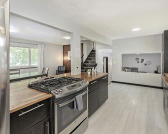 Updated Bungalow Near Downtown Willoughby - Willoughby - Kitchen