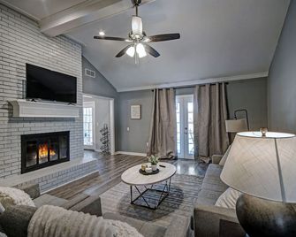 Three Bedroom Home Reservoir Getaway - Brandon - Living room