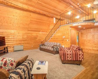 Sashas Place Kenai River Alaskan Log Cabin With Hot Tub - Maintained Daily - Soldotna - Living room