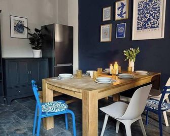 Huge apartment with Sauna and free parking - Duisburg - Dining room