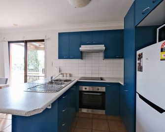 El Dorado Apartments - Broadbeach - Kitchen
