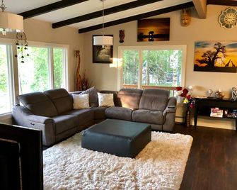 Hot Tub, Rain Room shower with Mountiain views of Ski Slopes nestled in nature. - Anchorage - Sala de estar