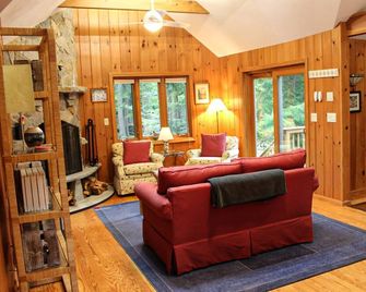 Waterfront Delight Near Fish Cove - Meredith - Living room