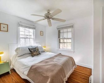 Updated 1BR cottage on private acre+ lot - Winston-Salem - Bedroom