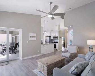 Tropical Vacation Home Marco Island Florida - Close To Beaches-Pet Friendly-Pool - Marco Island - Living room