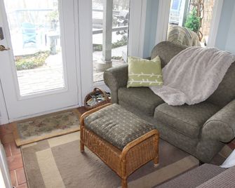 Cottage suite over Lake Erie w hot tub & beach access 20% discount Nov 16-20 - Port Stanley - Living room