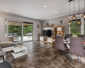 Stunning Home In Seliste Dreznicko - Seliste Dreznicko - Living room