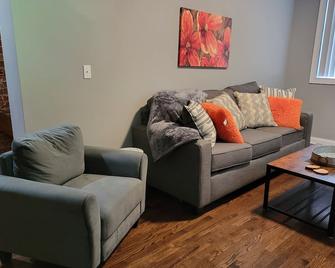 Spacious Industrial split level with a Balcony - Cincinnati - Wohnzimmer