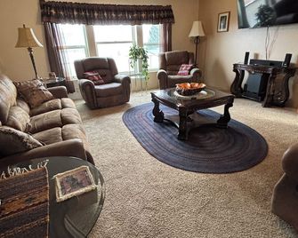 Wild West Hideaway: 3-bedroom home in cozy Challis Pet-friendly! No cleaning fee - Challis - Sala de estar
