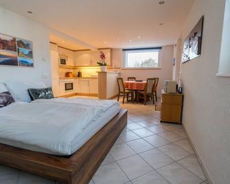 Studio mit Küche für 2 Personen 5-10 Min. zum See und 1 Min. zur Bushaltestelle - Spiez - Schlafzimmer