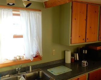 Family/pet-friendly home on working farm. Country setting, yet close to town! - Chapman - Kitchen