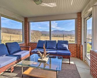 Home w/ Hot Tub Near Shenandoah Nat'l Park! - Front Royal - Living room