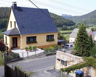 Holiday room in a quiet area with a wonderful view - Bad Schandau - Gebäude