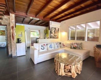 House, Villa, swimming pool, sea view, 10 people (8 adults 2 children), 4 bedrooms - Le Gosier - Wohnzimmer