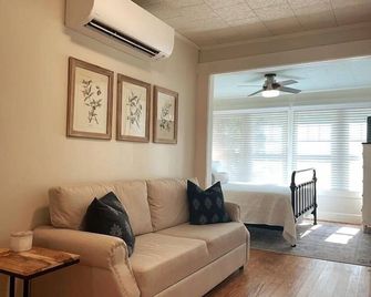 Fresh & Comfy Studio Apartment w/ Kitchenette - Mobile - Living room