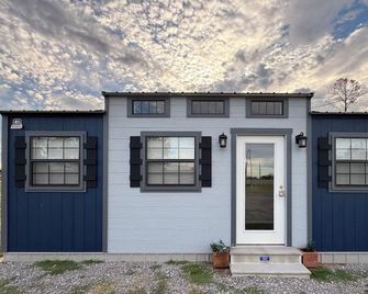 Cozy Tiny Home in a Quiet Neighborhood - Vernon - Building