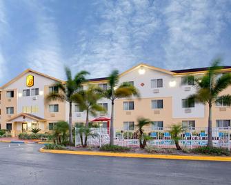 Super 8 by Wyndham Clearwater/St. Petersburg Airport - Clearwater - Edifício