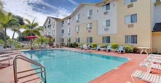 Super 8 by Wyndham Clearwater/St. Petersburg Airport - Clearwater - Piscina