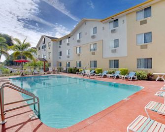 Super 8 by Wyndham Clearwater/St. Petersburg Airport - קלירווטר - בריכה