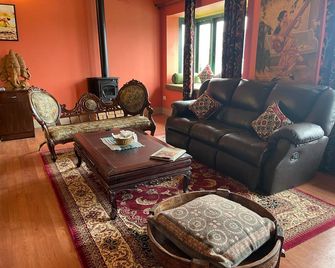 Habba Kadal Kashmiri Heritage Hotel & Hub - Coonoor - Obývací pokoj
