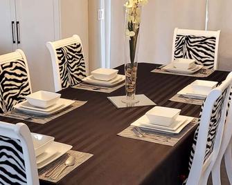 Nickel Beach/ Crystal Beach/ Bbq/ Family Atmosphere| Wineries| Niagara Falls - Port Colborne - Dining room
