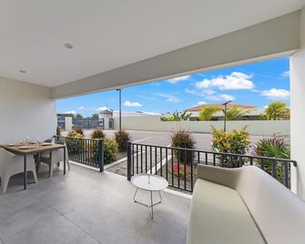 Apartement Coral, Mambo Beach met Zwembad & Palapa - Willemstad - Parveke
