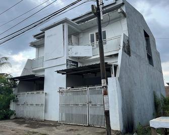 Spot On 94048 Kost Pak Dahlan - Makassar - Budova