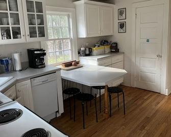 Adorable 3BR-cape near skiing and sledding - Wingdale - Kitchen