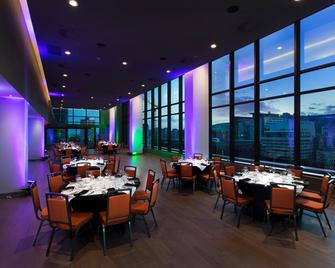 Holiday Inn & Suites Montreal Centre-Ville Ouest By IHG - מונטריאול - מסעדה