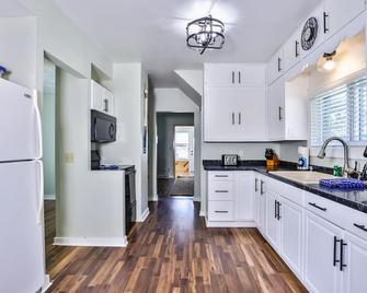 Riverview Cottage - Eagle River - Kitchen