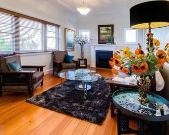 'The Gables' Stylish Victorian Beachfront Abode - Melbourne - Living room