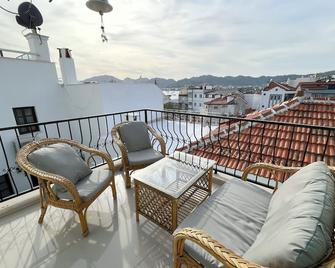 Castello Marmaris Holiday Home - Marmaris - Balcón