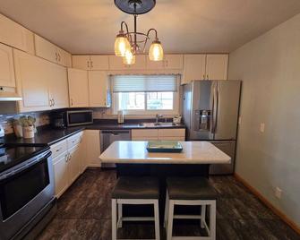 3 Bed Lake Home, Beach Vibes, Located On DL Strip! - Detroit Lakes - Kitchen