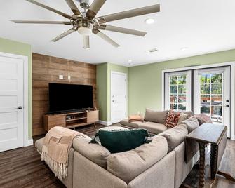 Merritt's Mill Pond Hideaway - 2.5 acres of waterfront paradise - Marianna - Huiskamer