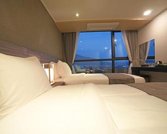 I-Jin Hotel - Jeju City - Bedroom