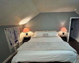 Creekside Cabin! Work Crews Welcome! - Fortuna - Slaapkamer