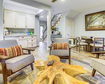 Dog-Friendly Cypress Vacation Rental with Lanai! - Cypress - Living room