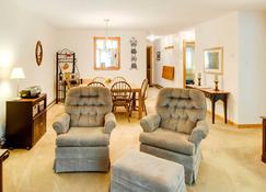 Lovely White Mountains Condo Hike, Ski and Unwind! - Lincoln - Living room