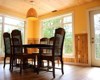 Beautiful House With Private Lake And Ultimate Privacy - Hideaway Chalet - Lumby - Dining room