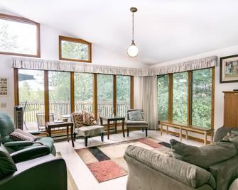 Private lakeside retreat, swim, boat, fish! Perfect for family events - Wautoma - Living room